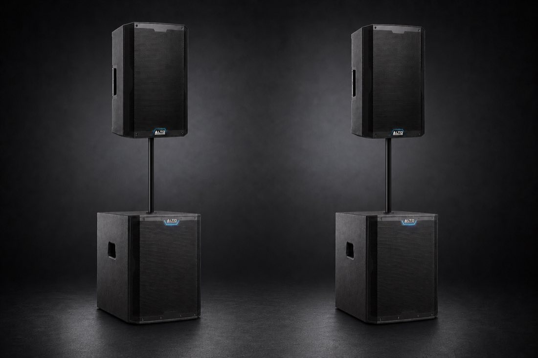 Dos torres de sonido: altavoces Alto TS415 sobre mástil y subwoofers Alto TS18S — equipo del Pack XXL